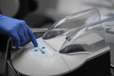 Koruyucu eldiveni eline al ve diş fırçasının düğmelerine bas.