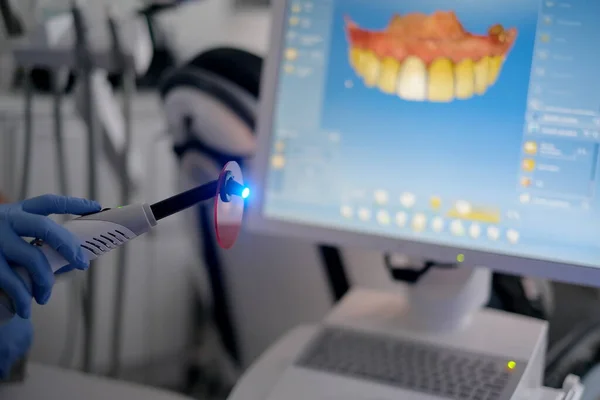 Cerec Monitor arkaplanındaki diş tedavisi UV ışığı
