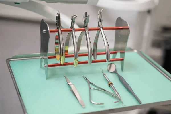 Narzędzia ortodontyczne do aparatów ortodontycznych na tle gabinetu dentystycznego — Zdjęcie stockowe