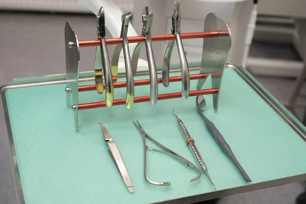 Narzędzia ortodontyczne do aparatów ortodontycznych na tle gabinetu dentystycznego — Zdjęcie stockowe