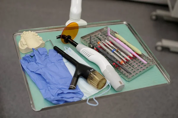 Narzędzia i sprzęt stomatologiczny na stole — Zdjęcie stockowe