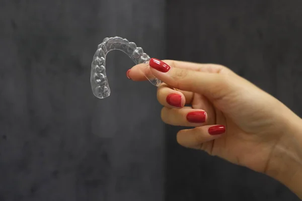 Gri arkaplan üzerinde kadınların diş hizalama yakın çekim