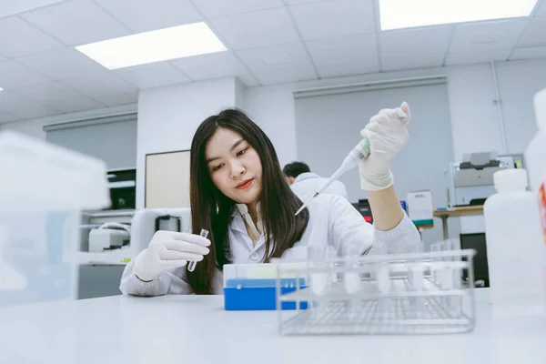 Científica Médica Joven Que Trabaja Laboratorio Médico Joven Científica Que — Foto de Stock