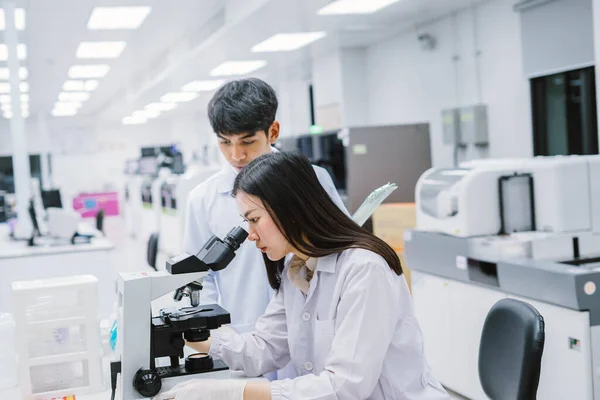 Dos Científicas Médicas Trabajando Laboratorio Médico Jóvenes Científicas Mirando Microscopio — Foto de Stock