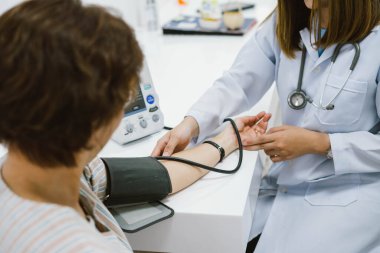 Doktor, yaşlı hastanın kan basıncını ölçüyor. Sağlık hizmetleri.