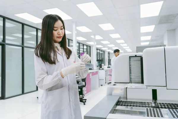 Jovem Cientista Que Trabalha Com Analisador Sangue Automação Laboratório Médico — Fotografia de Stock