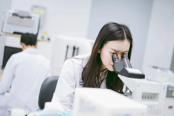 Młoda Kobieta Naukowiec Patrząc Mikroskop Laboratorium Medycznym — Zdjęcie stockowe