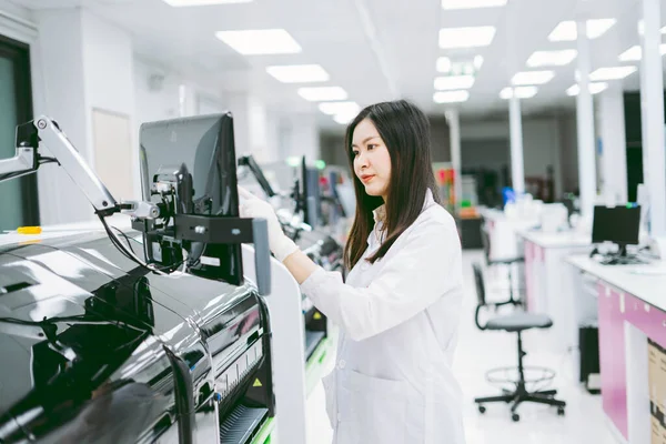 Científica Joven Que Trabaja Con Informe Del Analizador Sangre Automatización — Foto de Stock