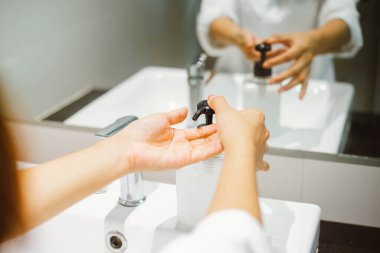 Ellerini yıka, sabunla ovala.