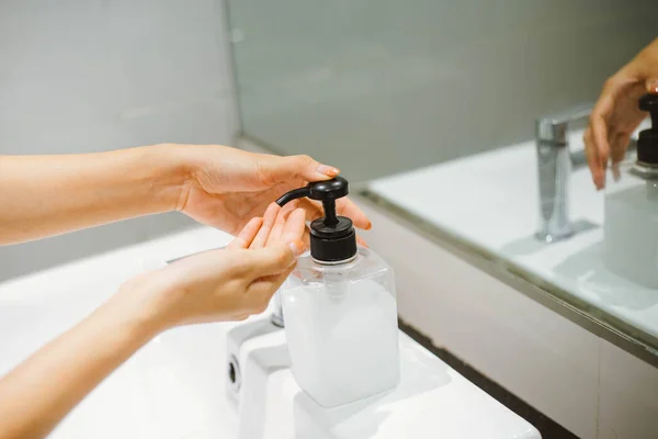 Femmina Con Alcool Gel Antisettico Pulizia Della Mano — Foto Stock