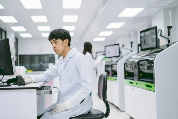 Joven Científico Masculino Que Busca Resultados Del Informe Del Analizador — Foto de Stock