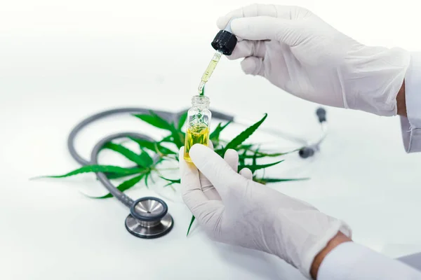 Wissenschaftler Bei Der Laboruntersuchung Von Cbd Das Aus Einer Marihuanapflanze — Stockfoto