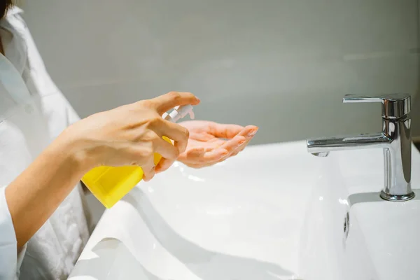 Female Using Alcohol Antiseptic Gel Cleaning Hand — Stock Photo, Image