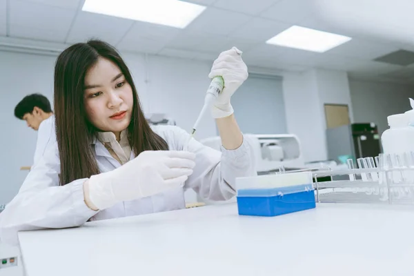 Científica Médica Joven Que Trabaja Laboratorio Médico Joven Científica Que — Foto de Stock