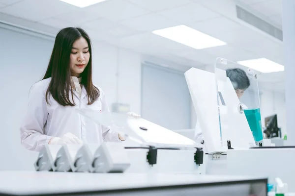 若い女性科学者が医療研究室で遠心分離機を開き — ストック写真