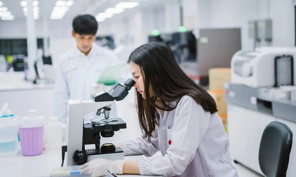 Dos Científicas Médicas Trabajando Laboratorio Médico Jóvenes Científicas Mirando Microscopio — Foto de Stock