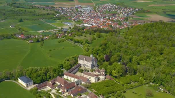 Luftaufnahme Des Schlosses Und Der Taxis Der Nähe Der Stadt — Stockvideo