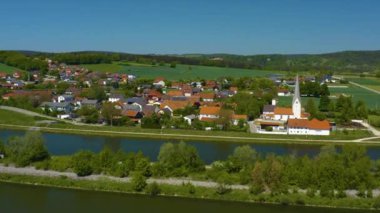 Almanya 'da Poikam köyünün havadan görünüşü, Bavyera güneşli bir bahar gününde koronavirüs kilitlenmesi sırasında.