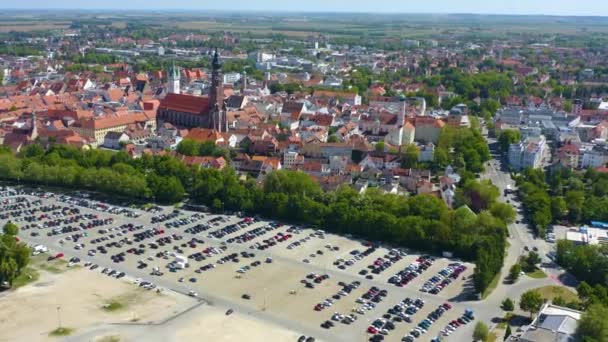 Luftaufnahme der Stadt Straubing in Bayern an einem sonnigen Frühlingstag während der Coronavirus-Sperrung.
