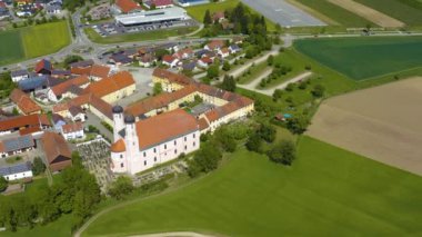 Almanya 'daki Oberalteich köyü ve manastırı, güneşli bir bahar gününde Coronavirus kilidi sırasında Bavyera manzarası.