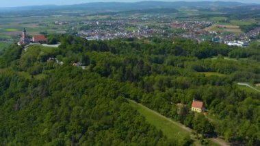 Almanya 'nın Bayern kentindeki Bogen kentinin hava görüntüsü, güneşli bir ilkbahar gününde Coronavirus kilitlemesi sırasında Bavyera.