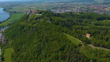 Almanya 'nın Bayern kentindeki Bogen kentinin hava görüntüsü, güneşli bir ilkbahar gününde Coronavirus kilitlemesi sırasında Bavyera.