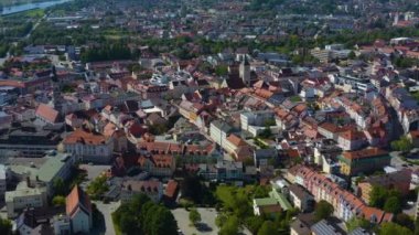 Almanya 'daki Deggendorf şehrinin hava görüntüsü, Bavyera güneşli bir ilkbahar gününde koronavirüs kilitlenmesi sırasında.