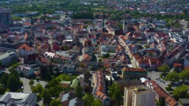 Almanya 'daki Deggendorf şehrinin hava görüntüsü, Bavyera güneşli bir ilkbahar gününde koronavirüs kilitlenmesi sırasında.