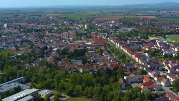 Vue aérienne de la ville Plattling en Allemagne, Bavière par une journée de printemps ensoleillée pendant le confinement du coronavirus.