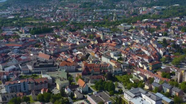 ドイツの都市Degendorfの空中ビュー コロナウイルスのロックダウン中の晴れた春の日にバイエルン州 — ストック動画