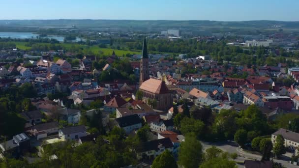Vue aérienne de la ville Dingolfing en Allemagne, Bavière par une journée de printemps ensoleillée pendant le confinement du coronavirus.