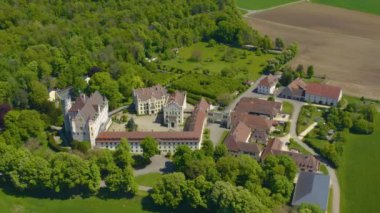 Sarayın havadan görüntüsü değişiyor ve taksiler Almanya 'nın Dischingen şehrinde, güneşli bir bahar gününde koronavirüs kilitlenmesi sırasında Bavyera' da..