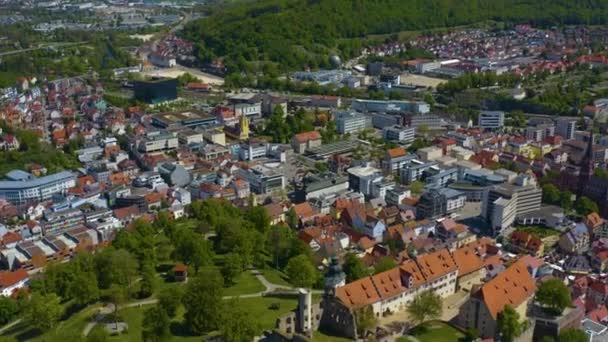 コロナウイルスのロックダウン中の晴れた春の日にドイツの都市ハイデンハイムの空中ビュー — ストック動画
