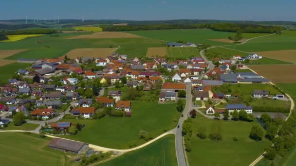 ドイツのフリッキンゲン コロナウイルスのロックダウン中の晴れた春の日にバイエルンの都市への空中ビュー — ストック動画