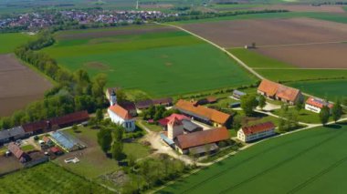 Zimmern, Almanya 'da Lopsingen, Deiningen ve Manastırı' nın güneşli bir bahar gününde Coronavirus karantinası sırasında hava manzarası.