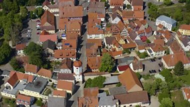 Almanya Bayern 'deki Oettingen şehrinin havadan görünüşü, güneşli bir bahar gününde koronavirüs kilitlenmesi sırasında Bavyera.