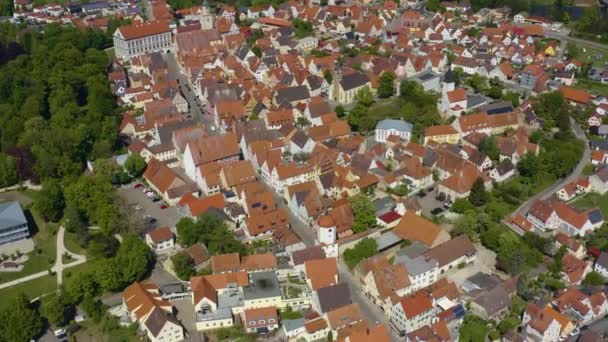 バイエルン州の都市Oettingenの空中ビューコロナウイルスのロックダウン中の晴れた春の日にバイエルン州 — ストック動画