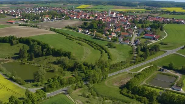 Widok Powietrza Wioskę Fuenfstetten Niemczech Bawaria Słoneczny Późne Popołudnie Wiosenny — Wideo stockowe