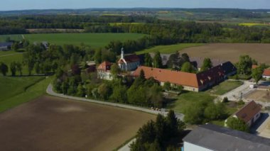 Almanya 'daki Bergstetten köyünün ve manastırının havadan görünüşü, güneşli bir bahar gününde Coronavirus' un kilitlenmesi sırasında Bavyera.