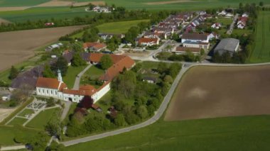 Almanya 'daki Bergstetten köyünün ve manastırının havadan görünüşü, güneşli bir bahar gününde Coronavirus' un kilitlenmesi sırasında Bavyera.