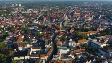 Almanya 'da Augsburg şehrinin havadan görünüşü, Bavyera güneşli bir bahar gününde koronavirüs kilitlenmesi sırasında.