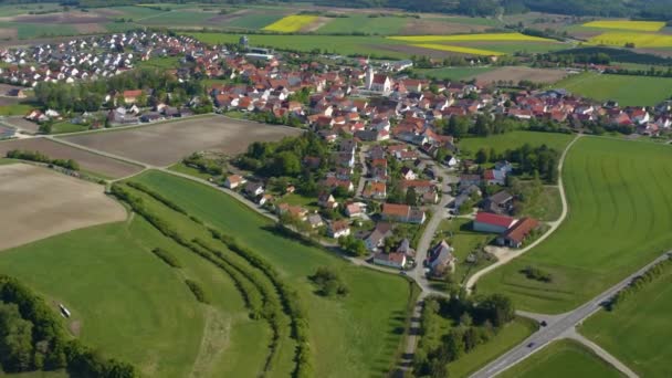 Luftaufnahme Des Dorfes Fünfstetten Bayern Einem Sonnigen Spätnachmittag Frühlingstag Während — Stockvideo