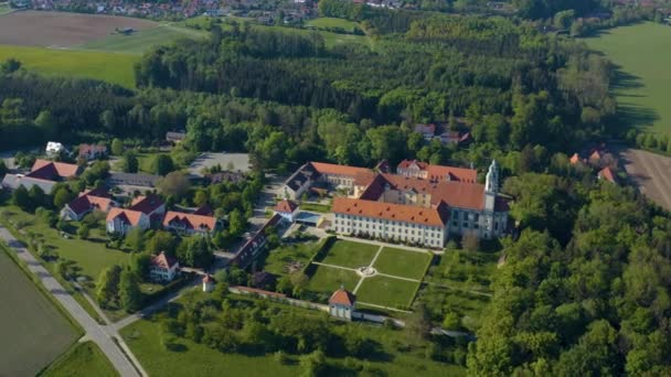 德国霍尔岑修道院的空中景观 巴伐利亚 一个阳光明媚的春日 在科罗纳维勒斯封锁期间 — 图库视频影像