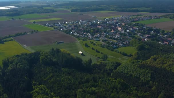 Vue aérienne du village Allmannshofen et du monastère Holzen en Allemagne, Bavière par une journée de printemps ensoleillée pendant le confinement du coronavirus.