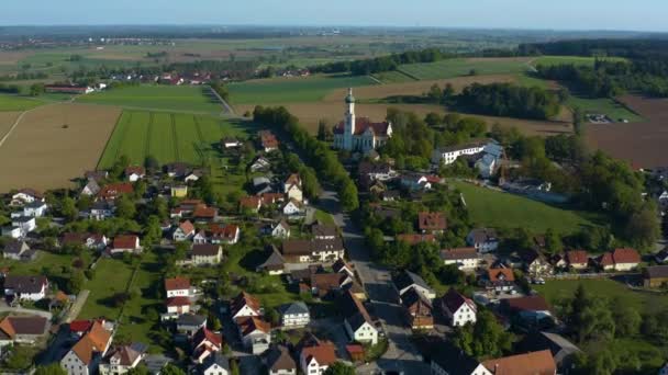 Luftaufnahme Des Dorfes Biberbach Bayern Einem Sonnigen Spätnachmittag Frühlingstag Während — Stockvideo