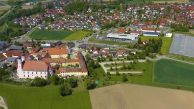 Yeşil ağaçlı ve yollu binaların havadan görünüşü