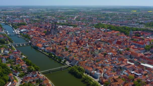 Vista Aérea Edificios Con Árboles Verdes Carreteras — Vídeos de Stock