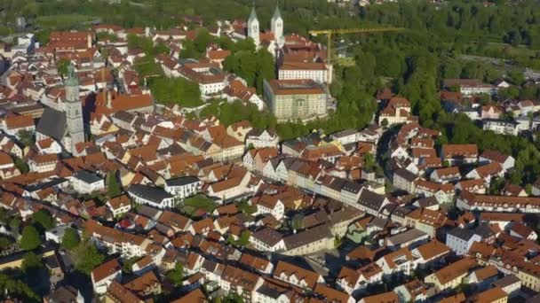 Luftaufnahme Von Gebäuden Mit Grünen Bäumen Und Straßen — Stockvideo