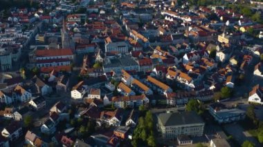 Yeşil ağaçlı ve yollu binaların havadan görünüşü