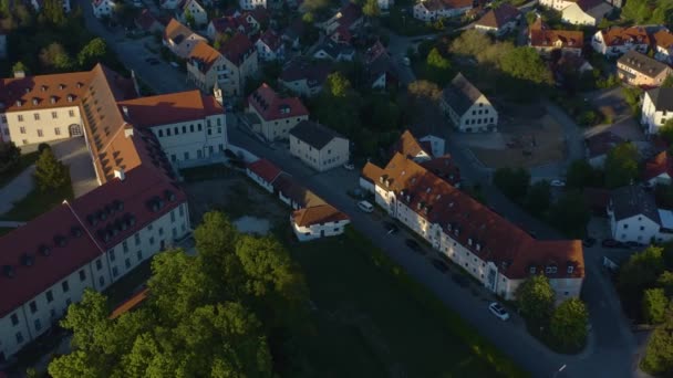 Widok Powietrza Budynki Zielonymi Drzewami Drogami — Wideo stockowe